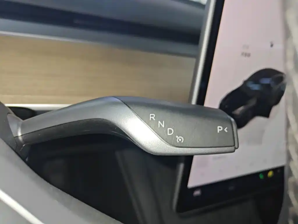 Tesla Model Y — миниатюра 14