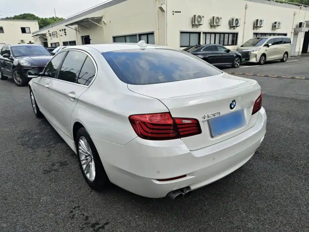 BMW 5 Series — миниатюра 5
