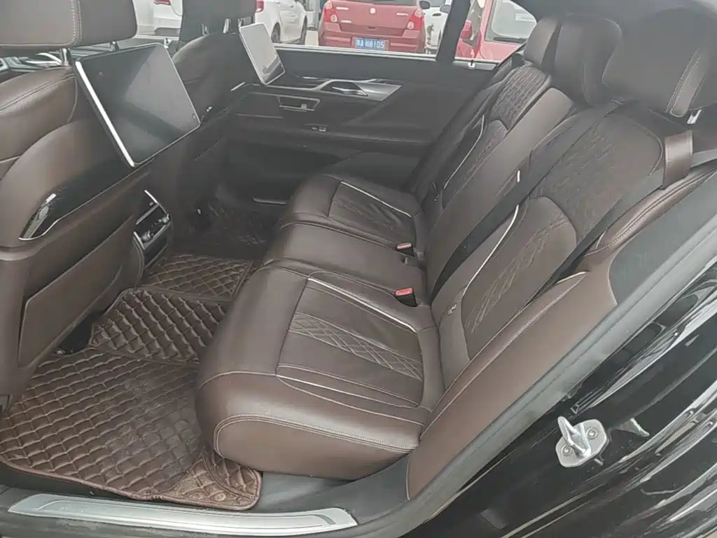 BMW 7 Series — миниатюра 17