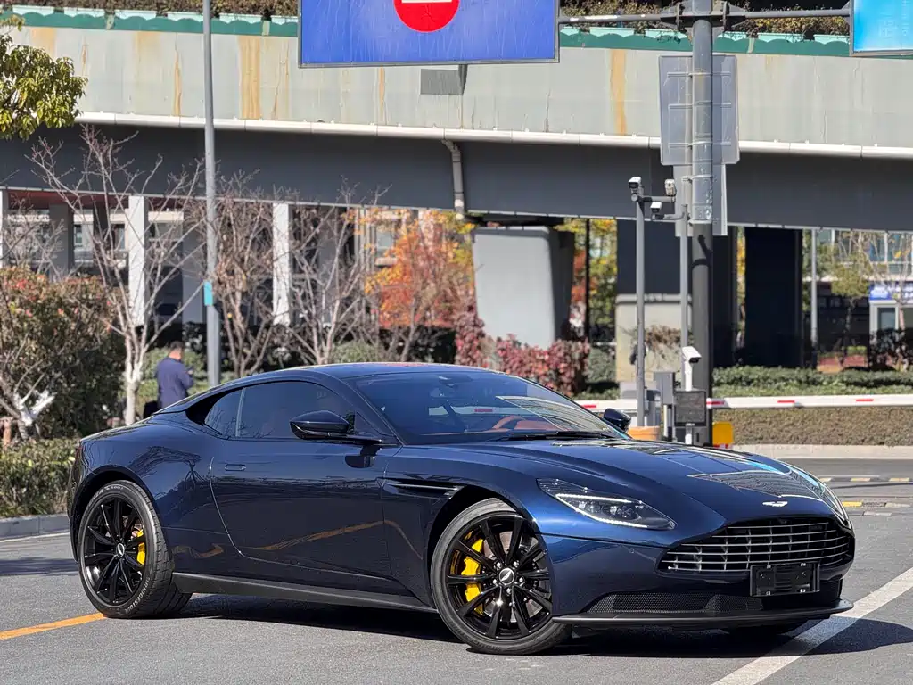 ASTON MARTIN DB11