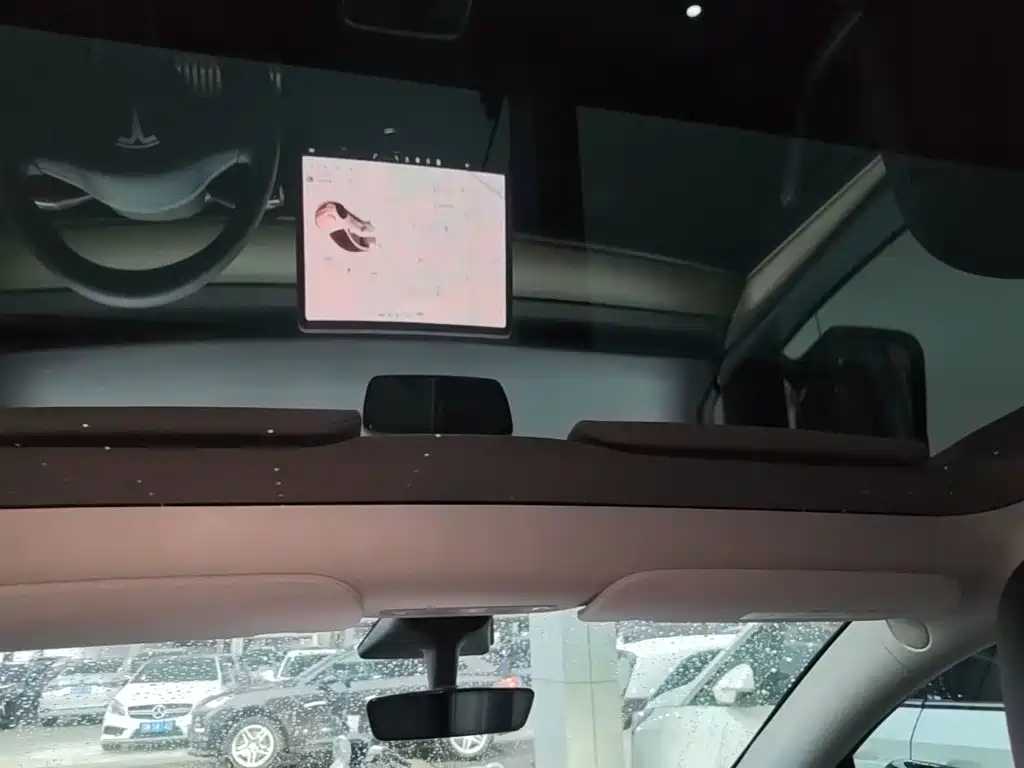 Tesla Model Y — миниатюра 18
