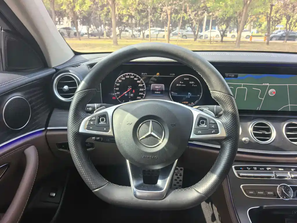 Mercedes-Benz E-Class — миниатюра 5