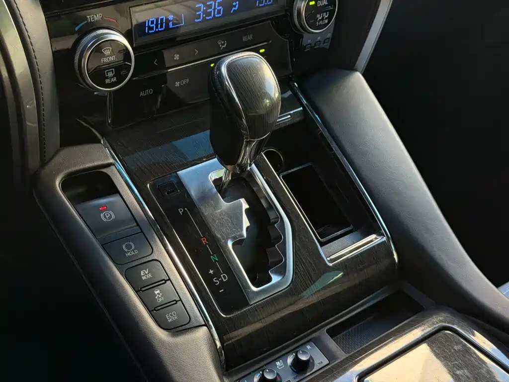 Toyota Vellfire — миниатюра 11