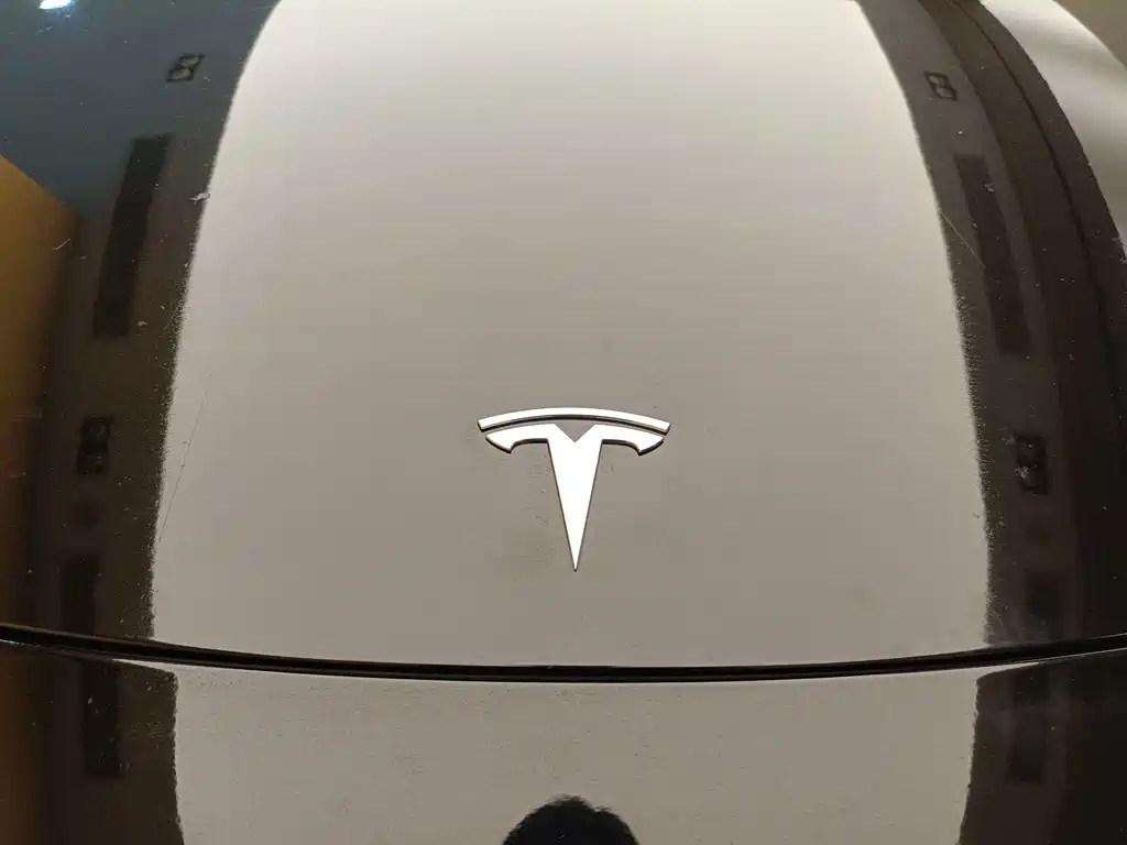 Tesla Model Y — миниатюра 6