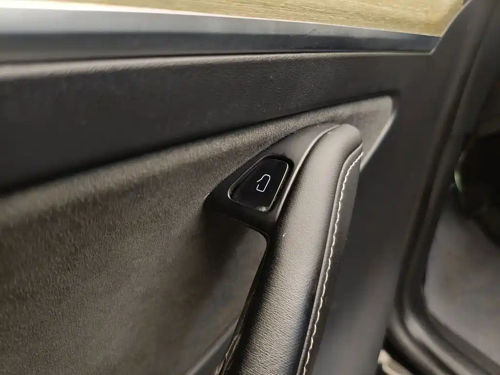 Tesla Model Y — миниатюра 19