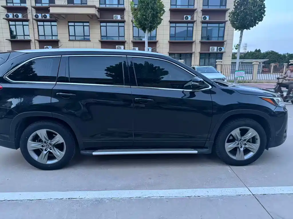 TOYOTA HIGHLANDER