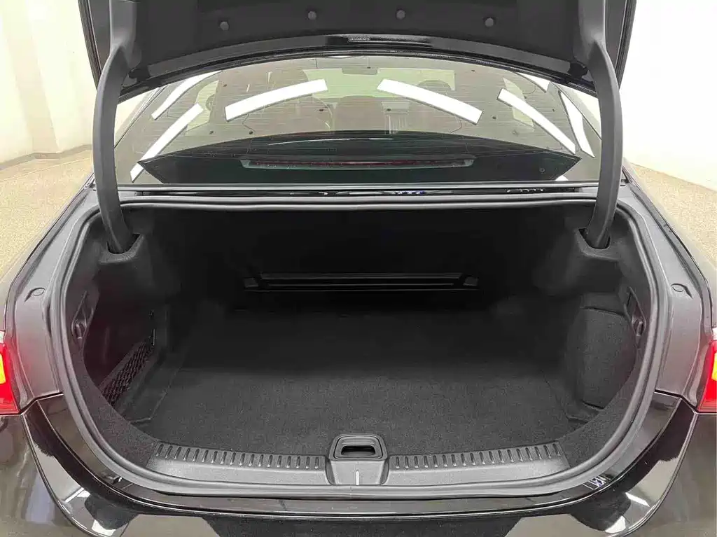 Mercedes-Benz E-Class — миниатюра 25