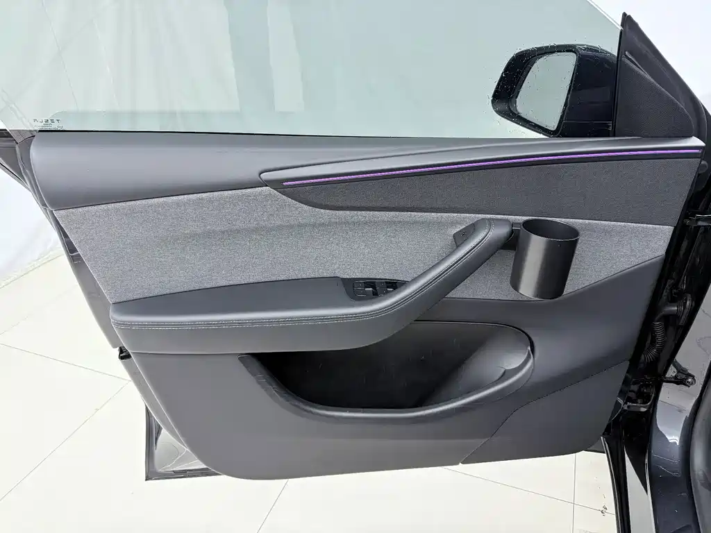 Tesla Model Y — миниатюра 17