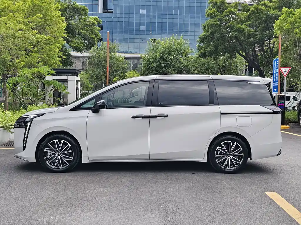 GAC Motor 传祺E8 PHEV — миниатюра 4