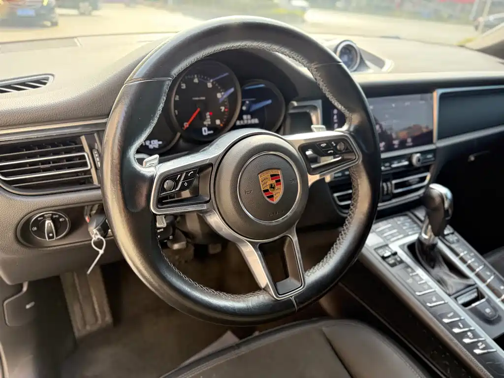 PORSCHE MACAN