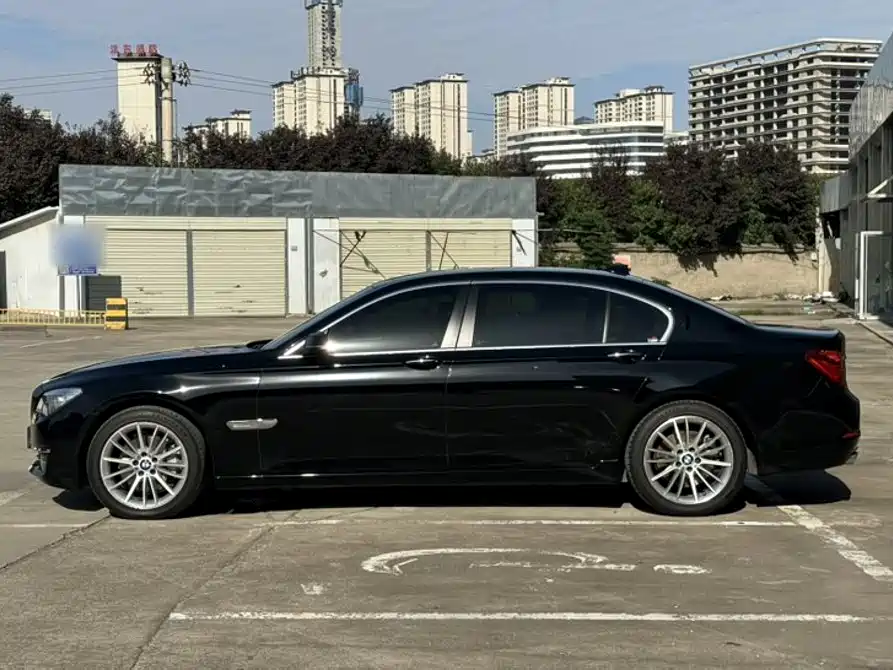 BMW 7 Series — миниатюра 9