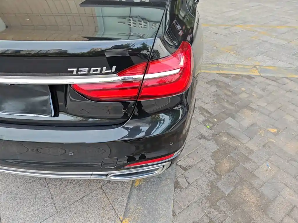 BMW 7 Series — миниатюра 8