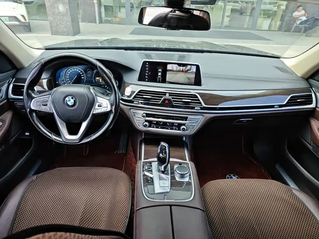 BMW 7 Series — миниатюра 10