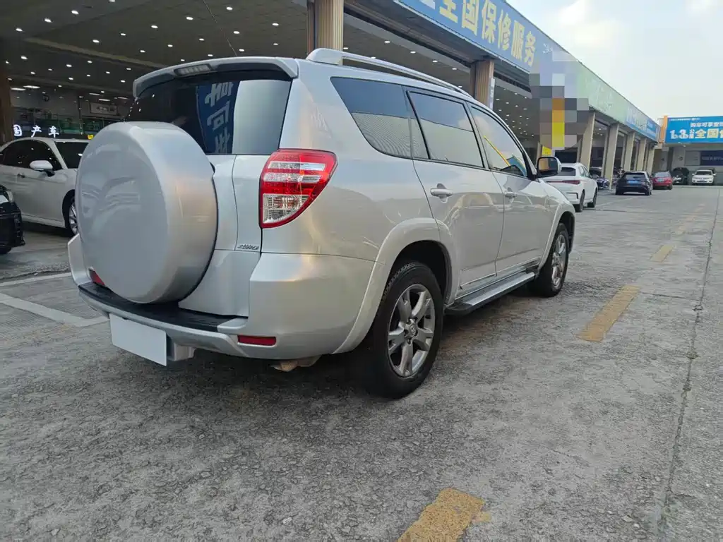 Toyota RAV4 — миниатюра 10