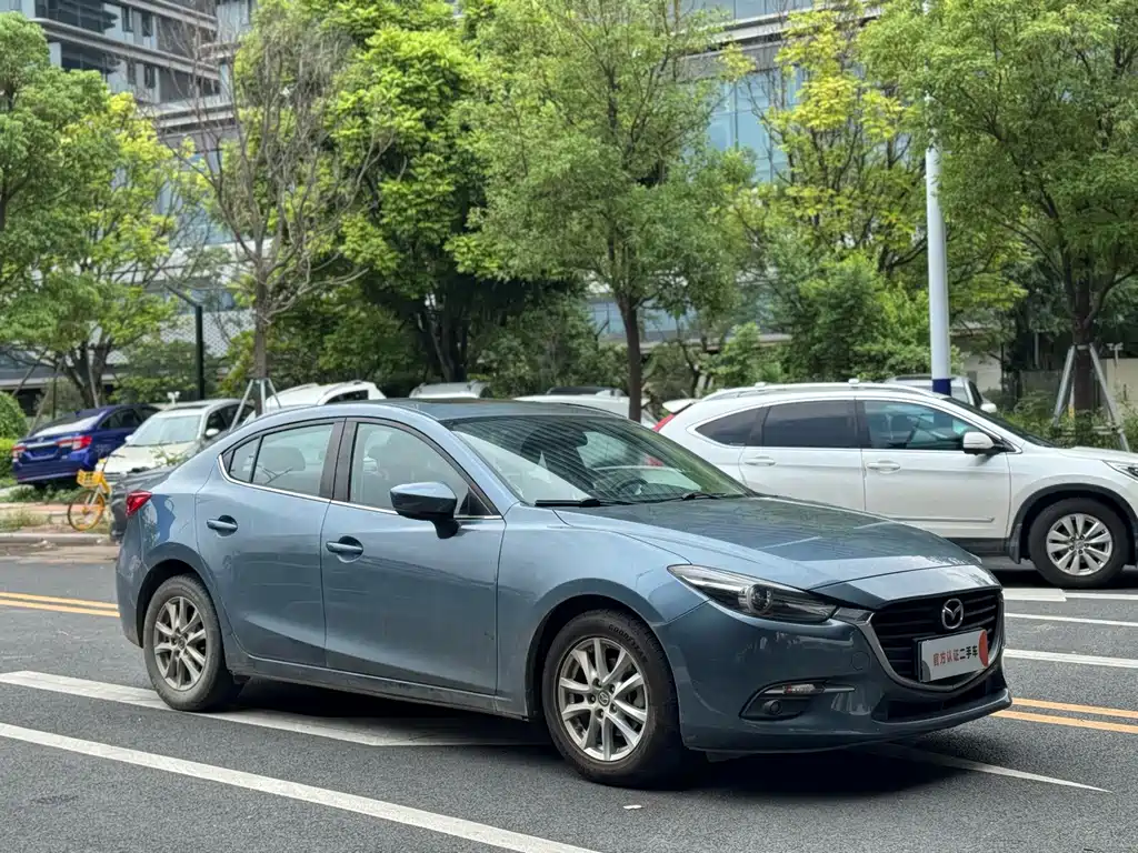 Mazda Mazda3 3 2017 1.5L AT Luxury V
