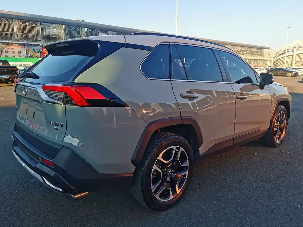 Toyota RAV4 2020 2.0L CVT Luxury
