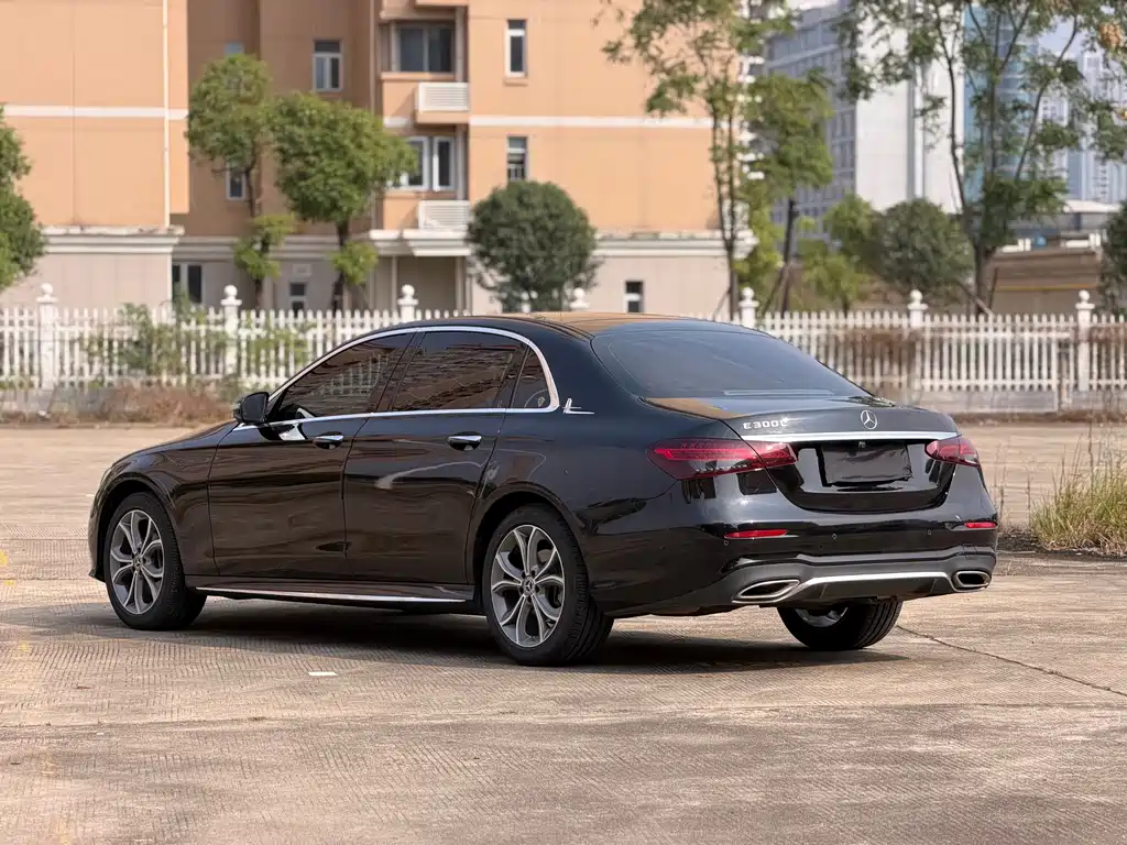 Mercedes-Benz E-Class — миниатюра 10