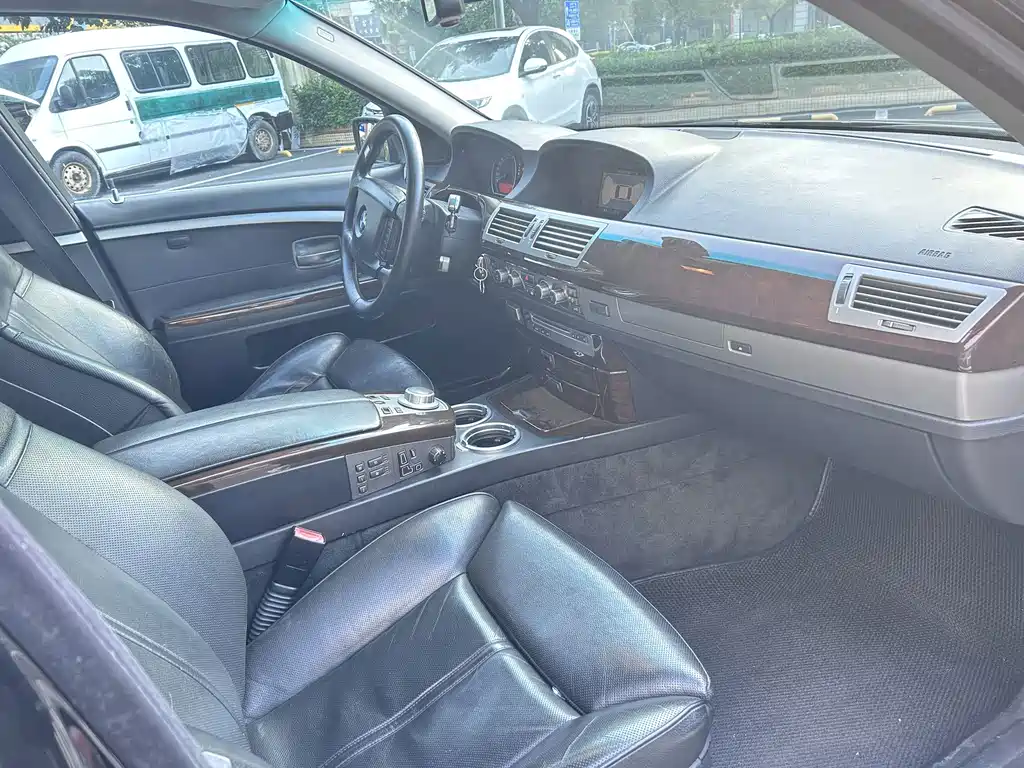 BMW 7 Series — миниатюра 8
