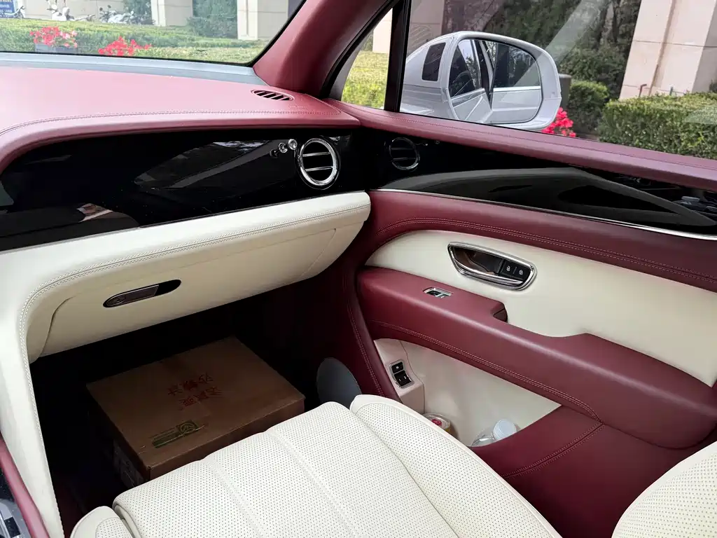 Bentley Bentayga — миниатюра 12