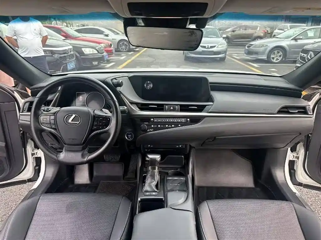 Lexus ES 2018 300h V