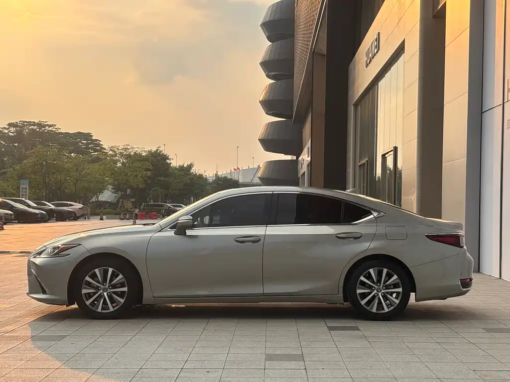 Lexus ES — миниатюра 8