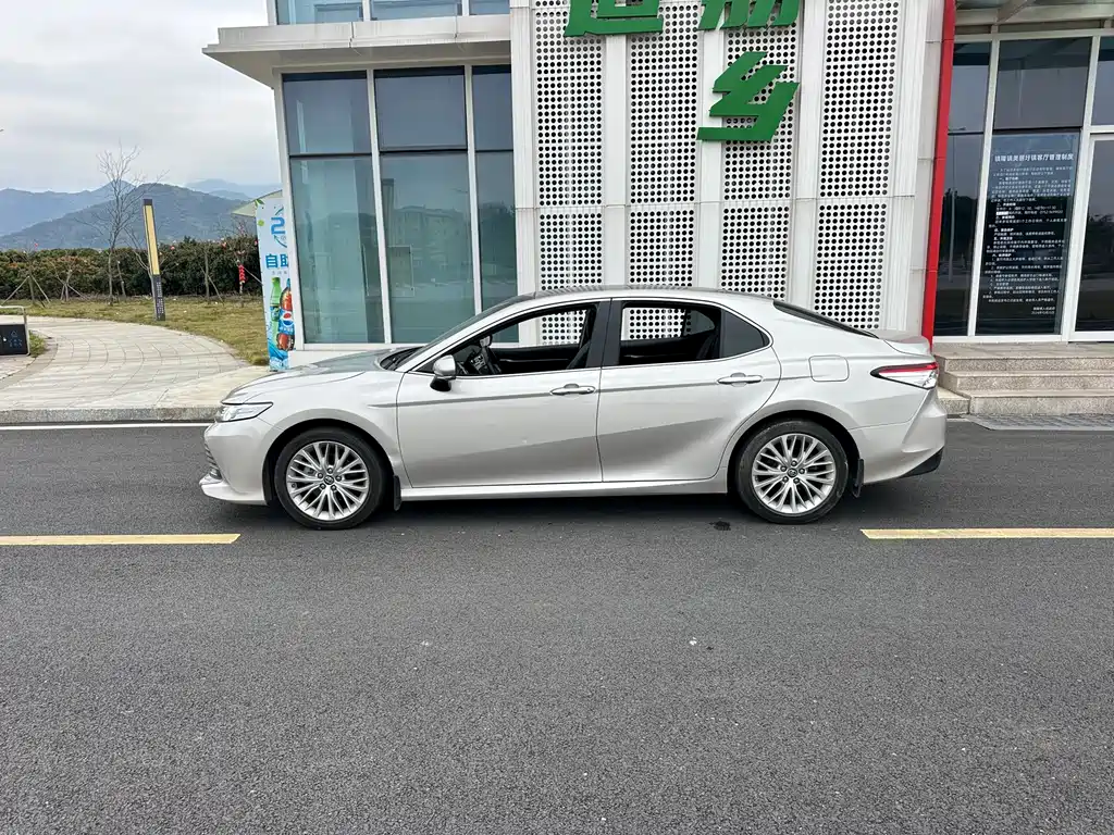 TOYOTA CAMRY