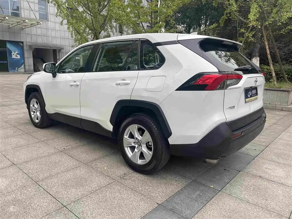 Toyota RAV4 — миниатюра 7