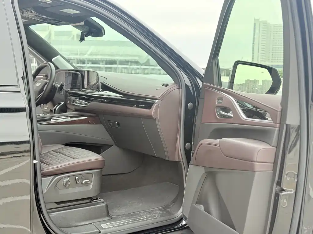 Cadillac Escalade — миниатюра 6