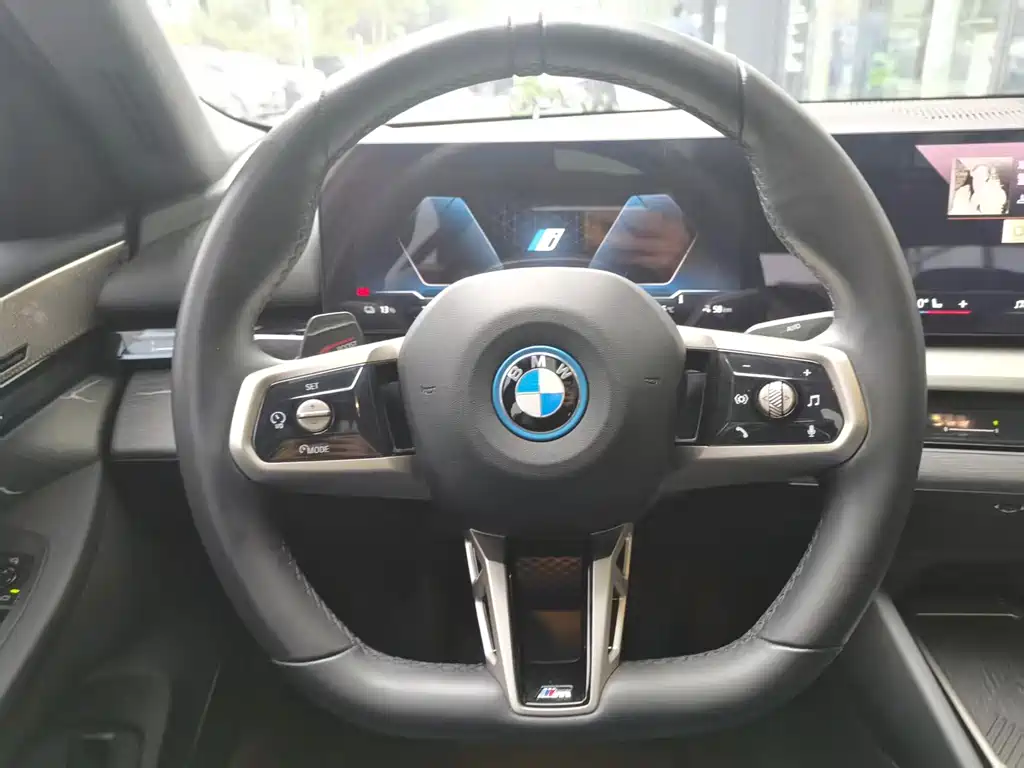 BMW i5 — миниатюра 10