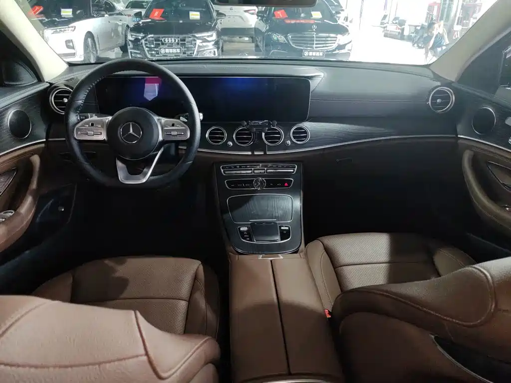 Mercedes-Benz E-Class — миниатюра 9