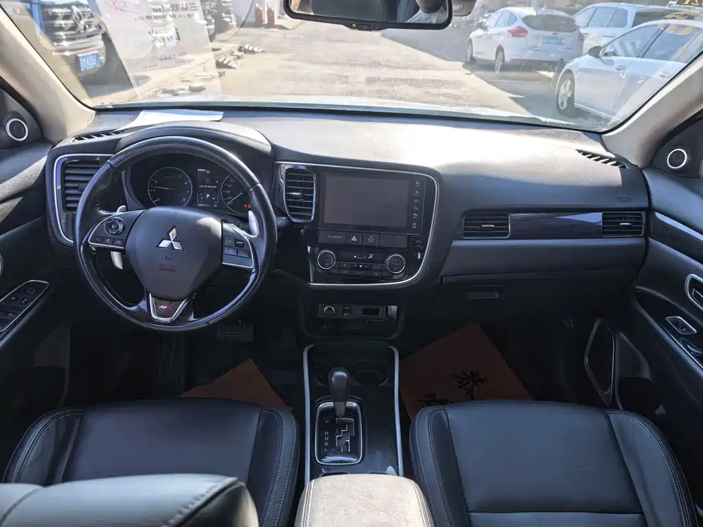 MITSUBISHI OUTLANDER