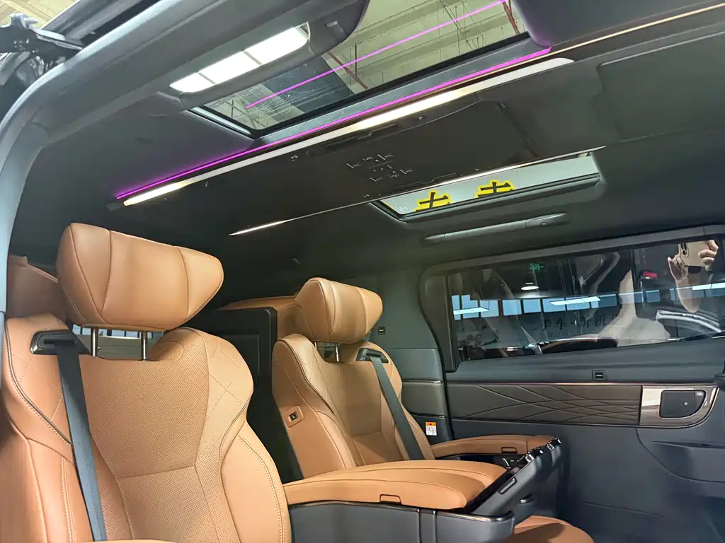 Toyota Alphard — миниатюра 19
