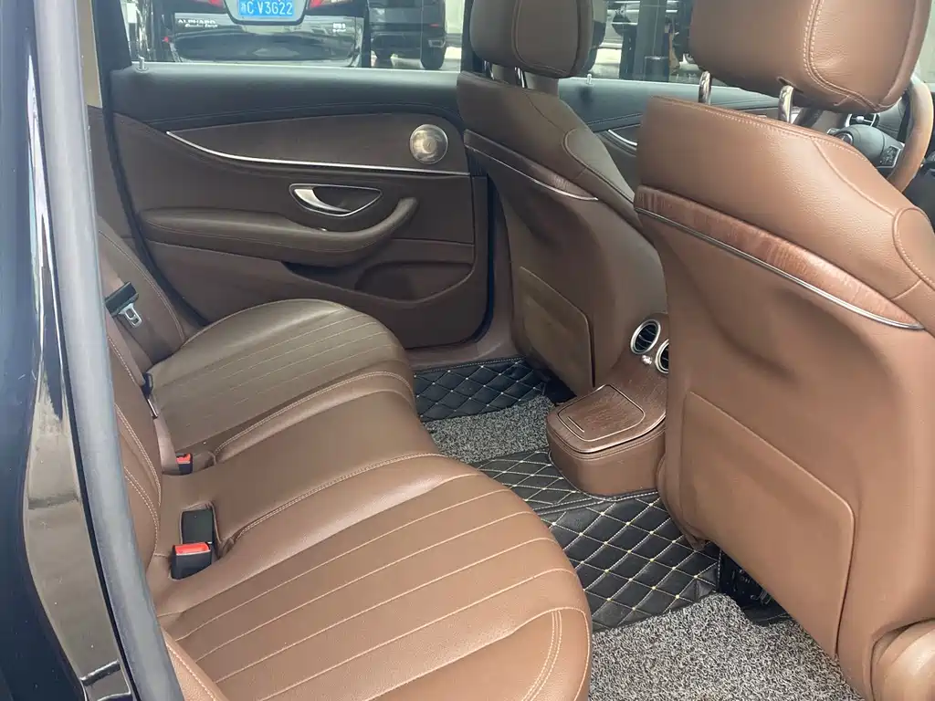Mercedes-Benz E-Class — миниатюра 6
