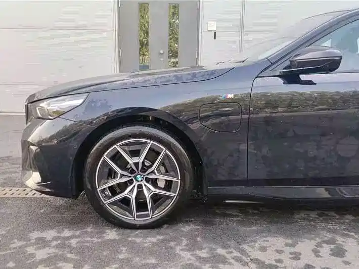 BMW i5