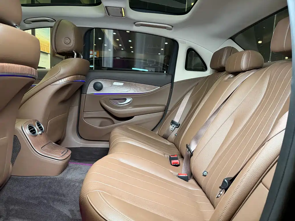 Mercedes-Benz E-Class — миниатюра 11