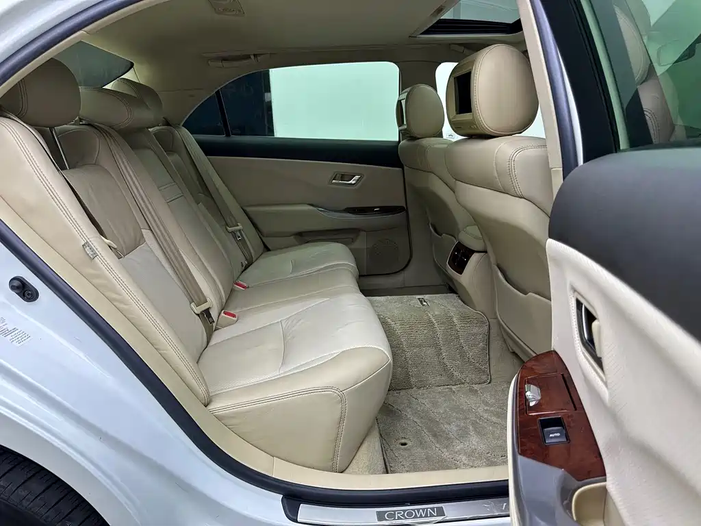 Toyota Crown — миниатюра 13
