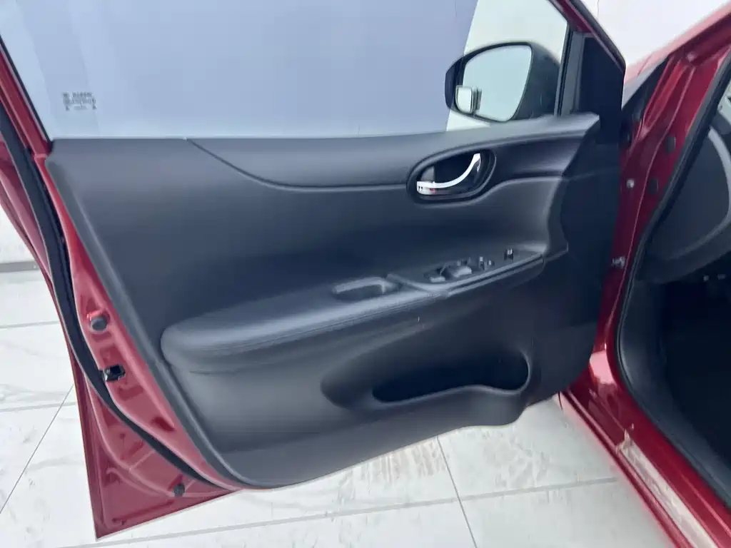Nissan Tiida — миниатюра 8