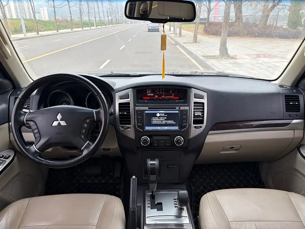 MITSUBISHI PAJERO