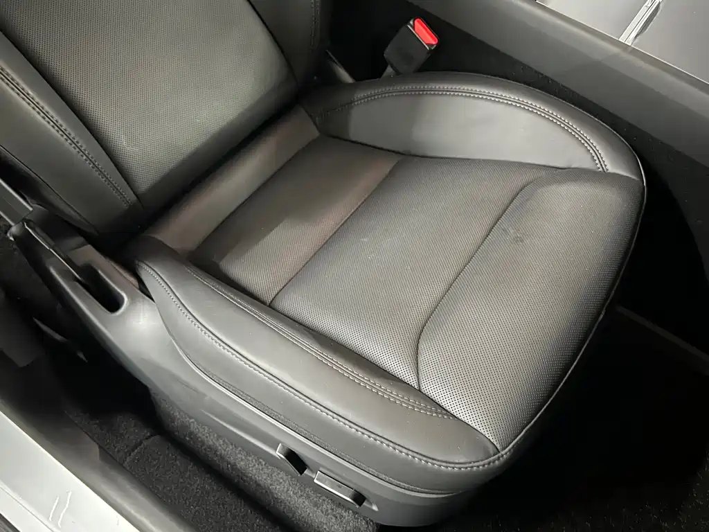 Tesla Model Y — миниатюра 14
