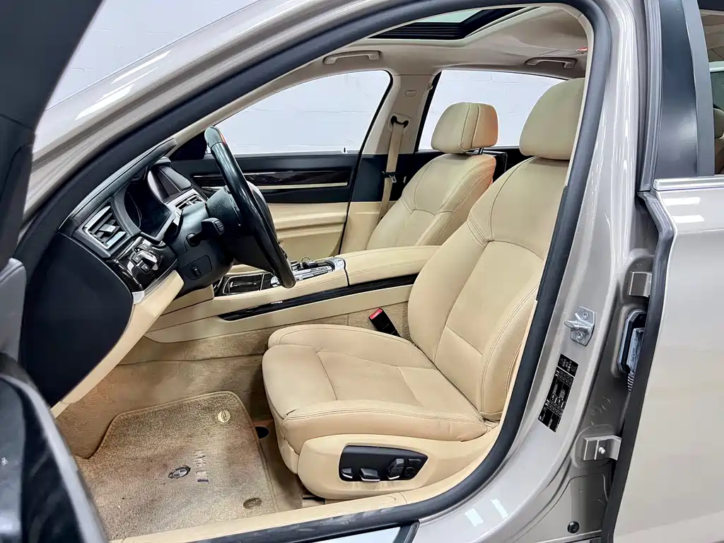 BMW 7 Series — миниатюра 7