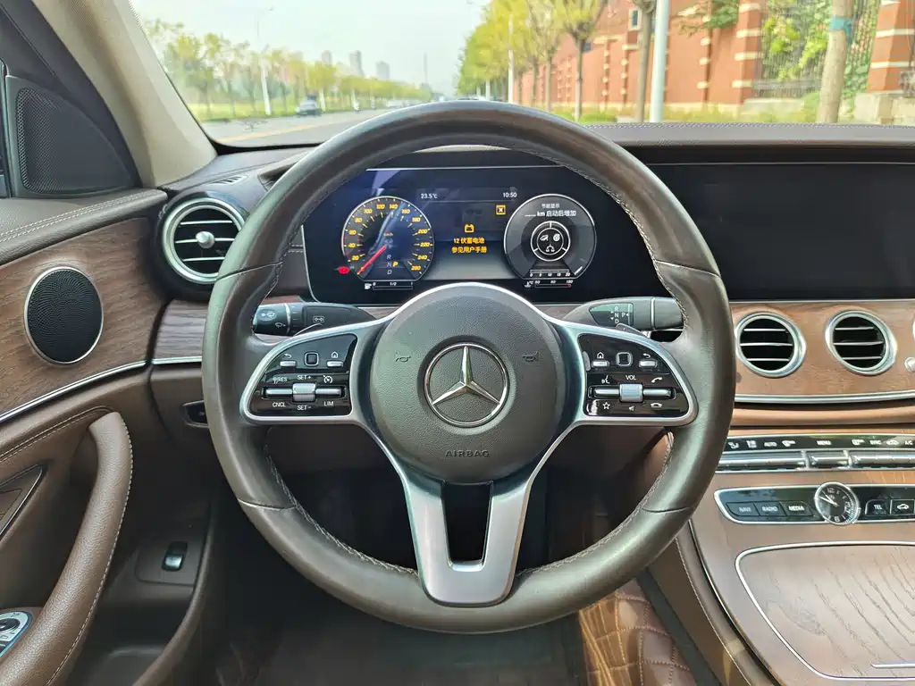 Mercedes-Benz E-Class — миниатюра 31