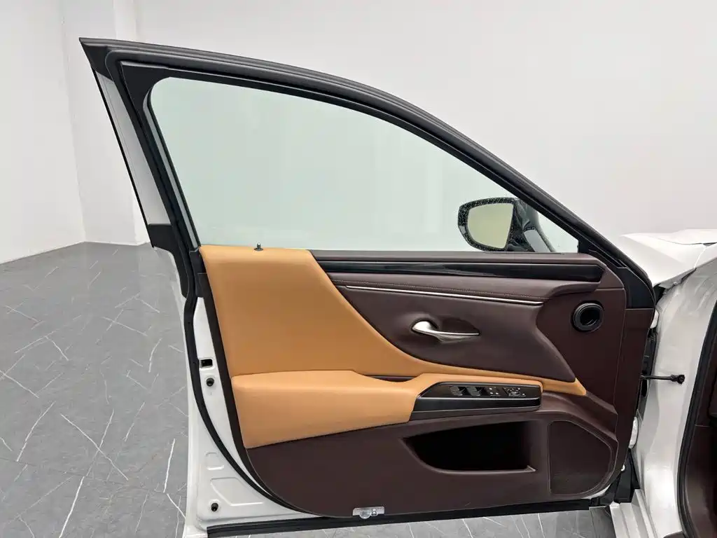 Lexus ES — миниатюра 12