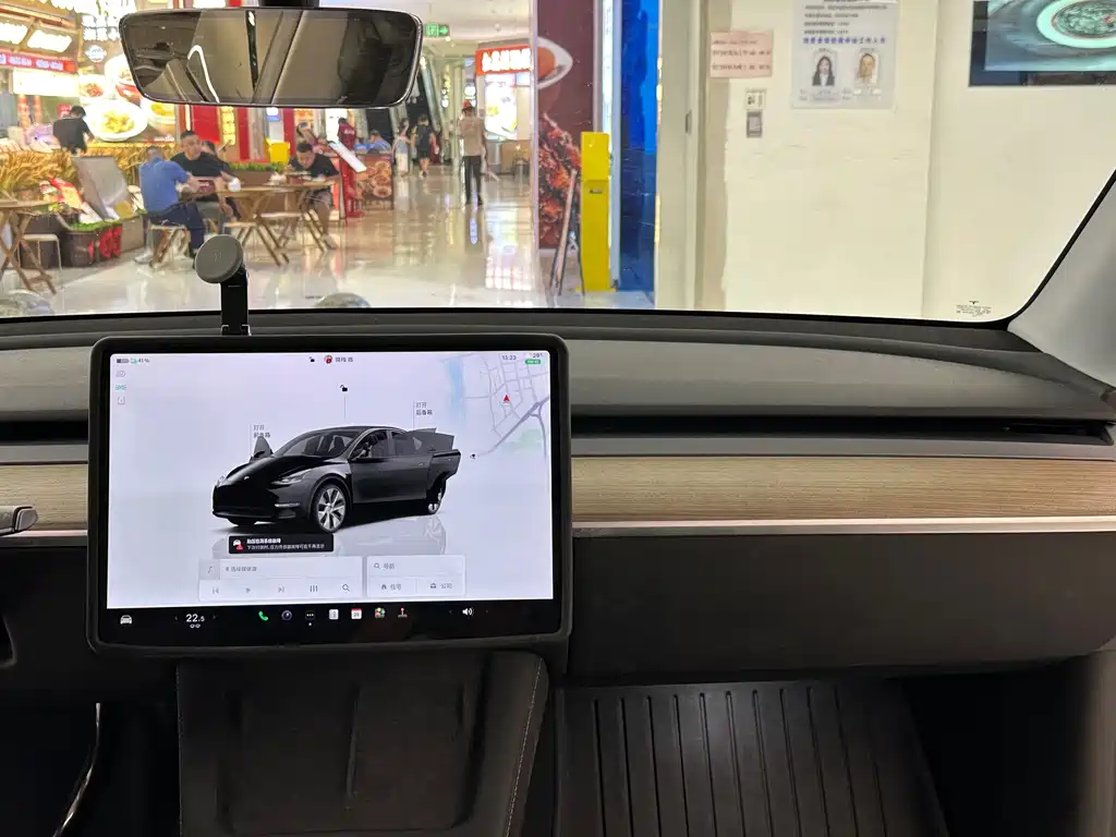 Tesla Model Y — миниатюра 17