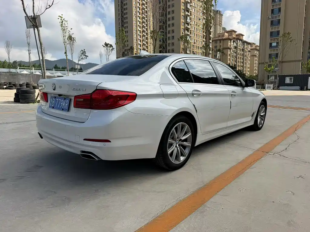BMW 5 Series — миниатюра 3