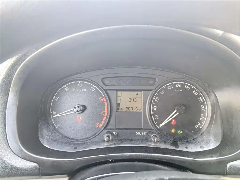 Skoda Fabia 1.4L Auto Crystal Supreme Edition, фото 18