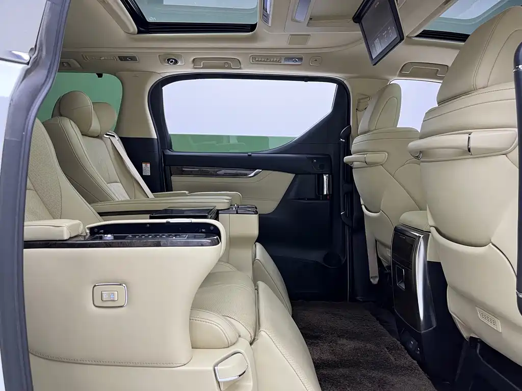 Toyota Alphard — миниатюра 8