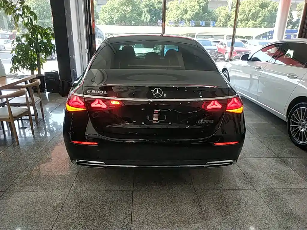 Mercedes-Benz E-Class — миниатюра 6