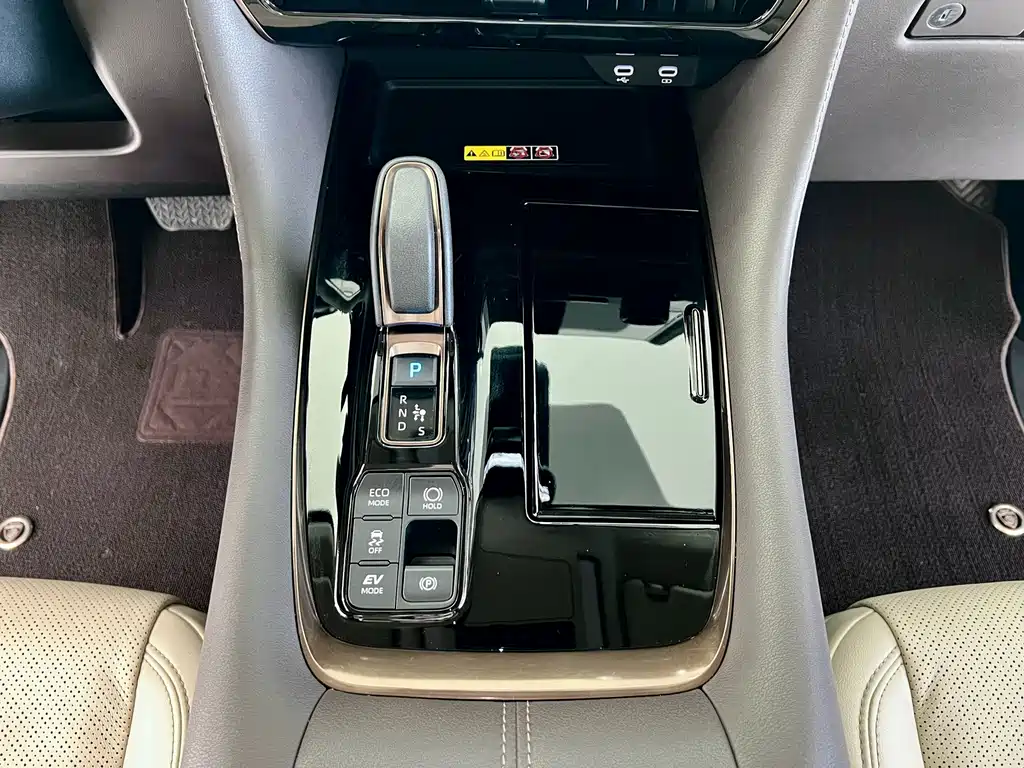 Toyota Alphard — миниатюра 21