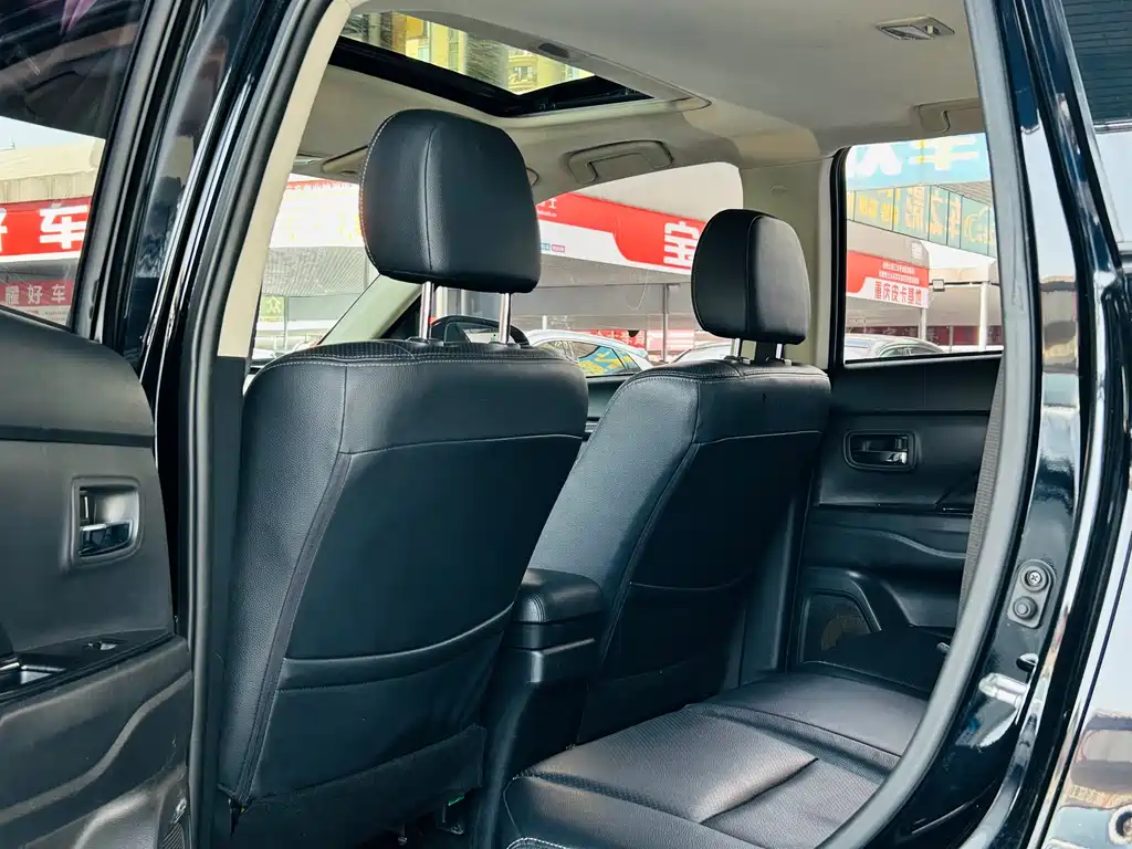 MITSUBISHI OUTLANDER