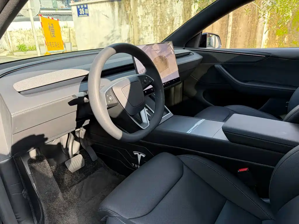 Tesla Model Y — миниатюра 7